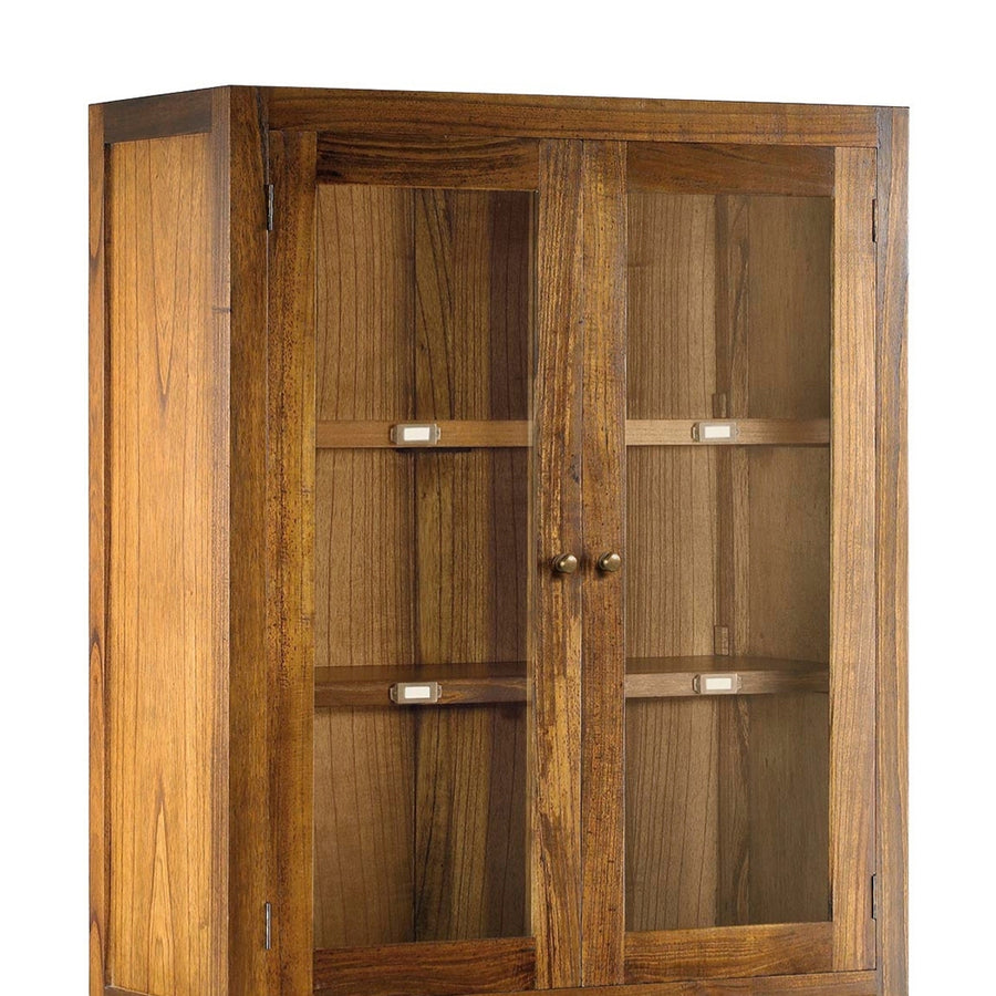 Üveges vitrines részlet polcokkal és fa háttérrel