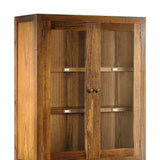 Üveges vitrines részlet polcokkal és fa háttérrel