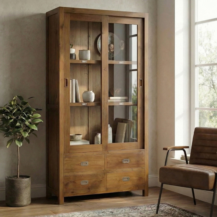 Vitrines tárolószekrény enteriőrben dekorációkkal és könyvekkel