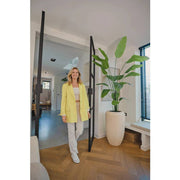 210 cm magas strelitzia műnövény fekete kaspóban, modern irodai térben dekorációként.