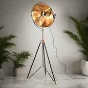 Tripod háromlábú design stúdiólámpa arany belsejű egyedi lámpaernyővel, fekete-réz lábbal.