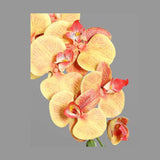 Sárga-narancs színű, szálas orchidea művirág.