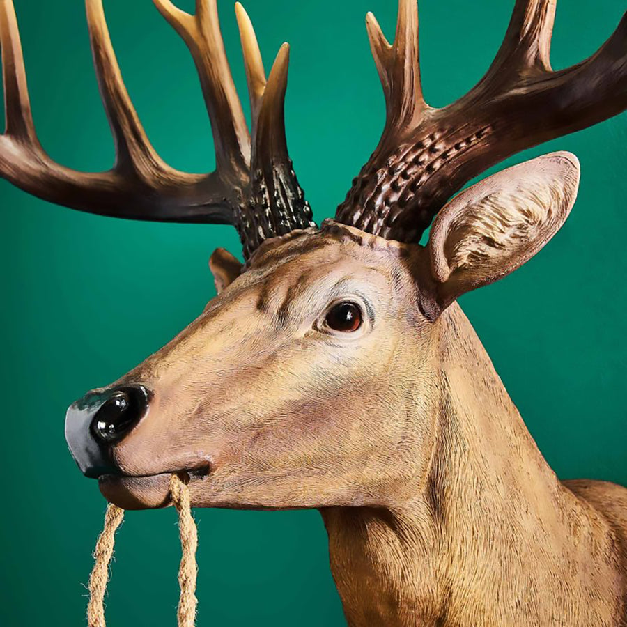 Barna színű, szarvas figurás, kortárs stílusú, dizájn falilámpa.