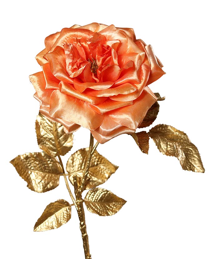 Fényes aranyszínű szárú és levelű, lazac színárnyalatú szatén rózsa művirág .