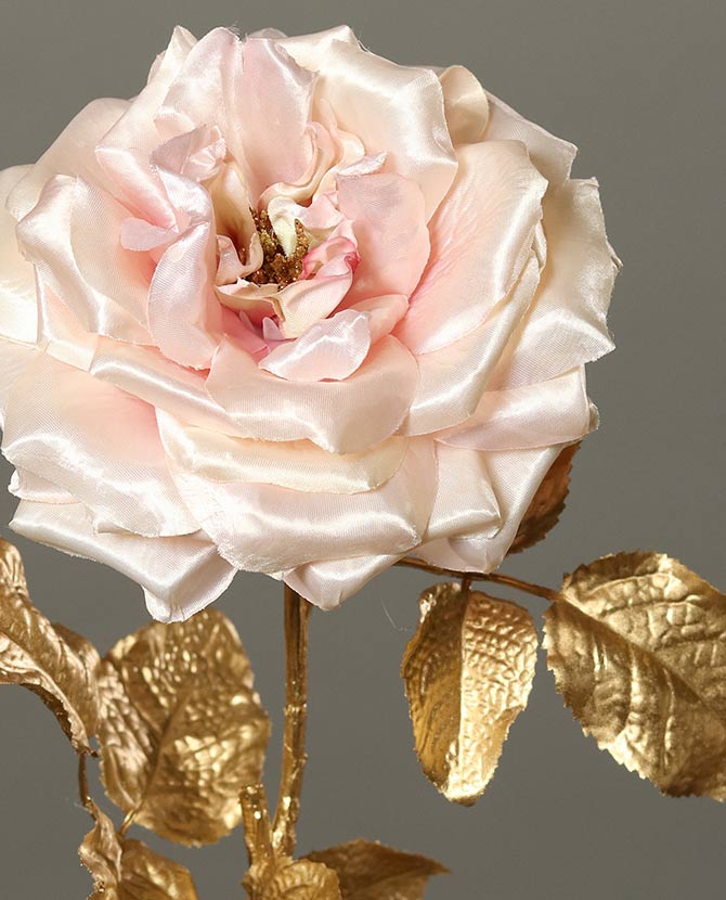 Fényes aranyszínű szárú és levelű, halvány rózsaszín színárnyalatú szatén rózsa művirág .