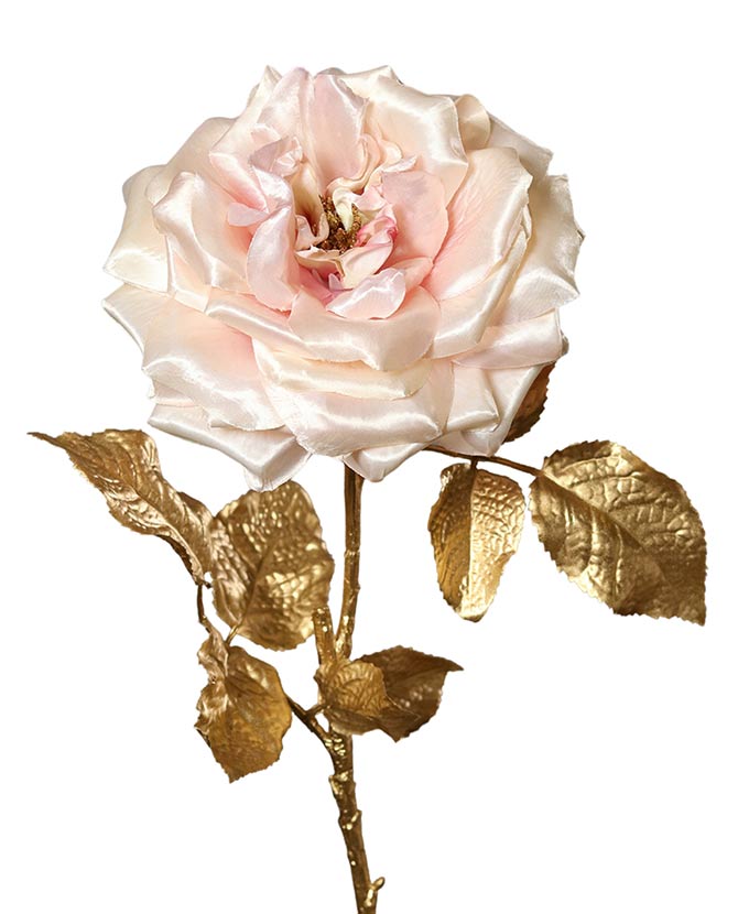 Fényes aranyszínű szárú és levelű, halvány rózsaszín színárnyalatú szatén rózsa művirág .