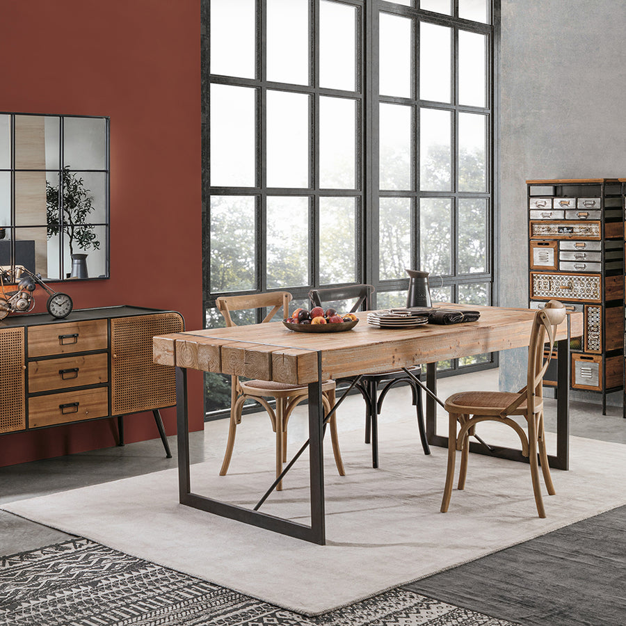 Fekete színű, thonet jelleg étkezőszék.