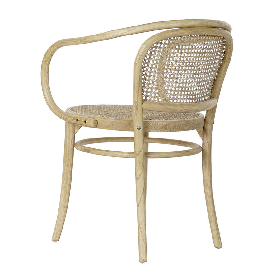 Thonet ihletésű, natúr színű, lakkozott felületű szilfából készült, mediterrán stílusú, formatervezett, karfás kialakítású étkezőszék.