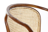 Thonet ihletésű, barna színű, pácolt felületű szilfából készült, mediterrán stílusú, formatervezett, karfás kialakítású étkezőszék.