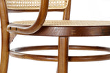 Thonet ihletésű, barna színű, pácolt felületű szilfából készült, mediterrán stílusú, formatervezett, karfás kialakítású étkezőszék.