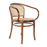 Thonet ihletésű, barna színű, pácolt felületű szilfából készült, mediterrán stílusú, formatervezett, karfás kialakítású étkezőszék.