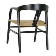 Fekete színű, formatervezett karosszék.