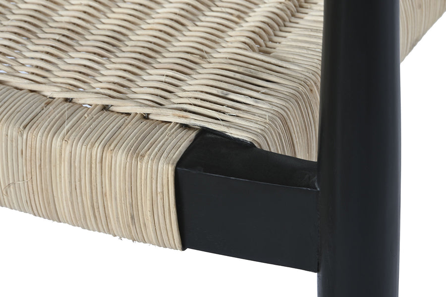 Fekete színű, teakfából készült, formatervezett karosszék.