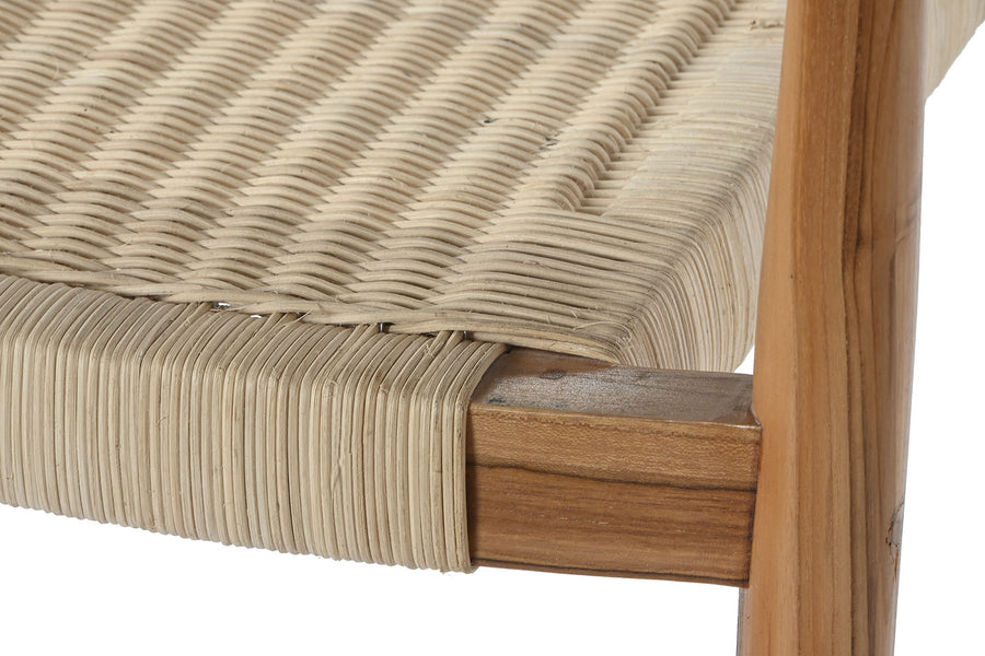 Barna színű, teakfából készült, formatervezett karosszék.