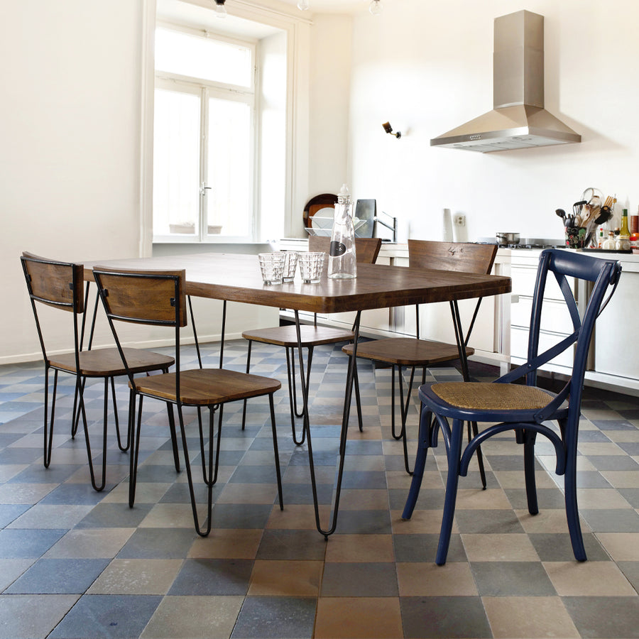 Kék színű, thonet jellegű étkezőszék.