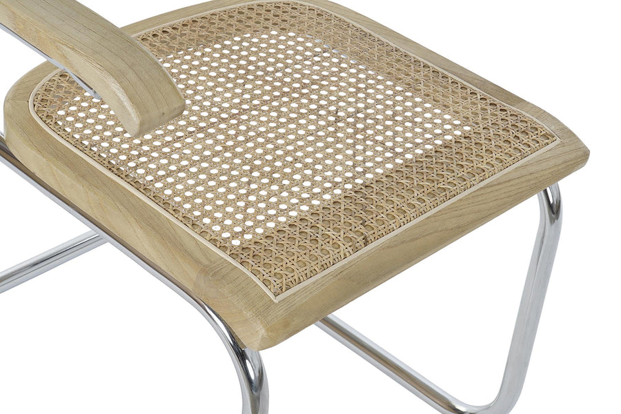 Modern fémvázas, natúr színű, rattan betétes karosszék.