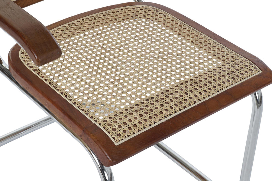 Modern fémvázas, barna színű, rattan betétes karosszék.