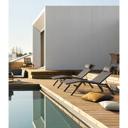 Grafitszürke színű napozóágy.