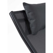 Grafitszürke színű napozóágy.