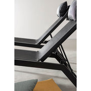 Grafitszürke színű napozóágy.