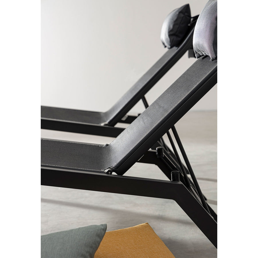 Grafitszürke színű napozóágy.