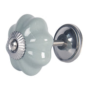 Vintage stílusú, szürke kerámia bútorfogantyú oldalnézetből, fém rögzítőelemmel.