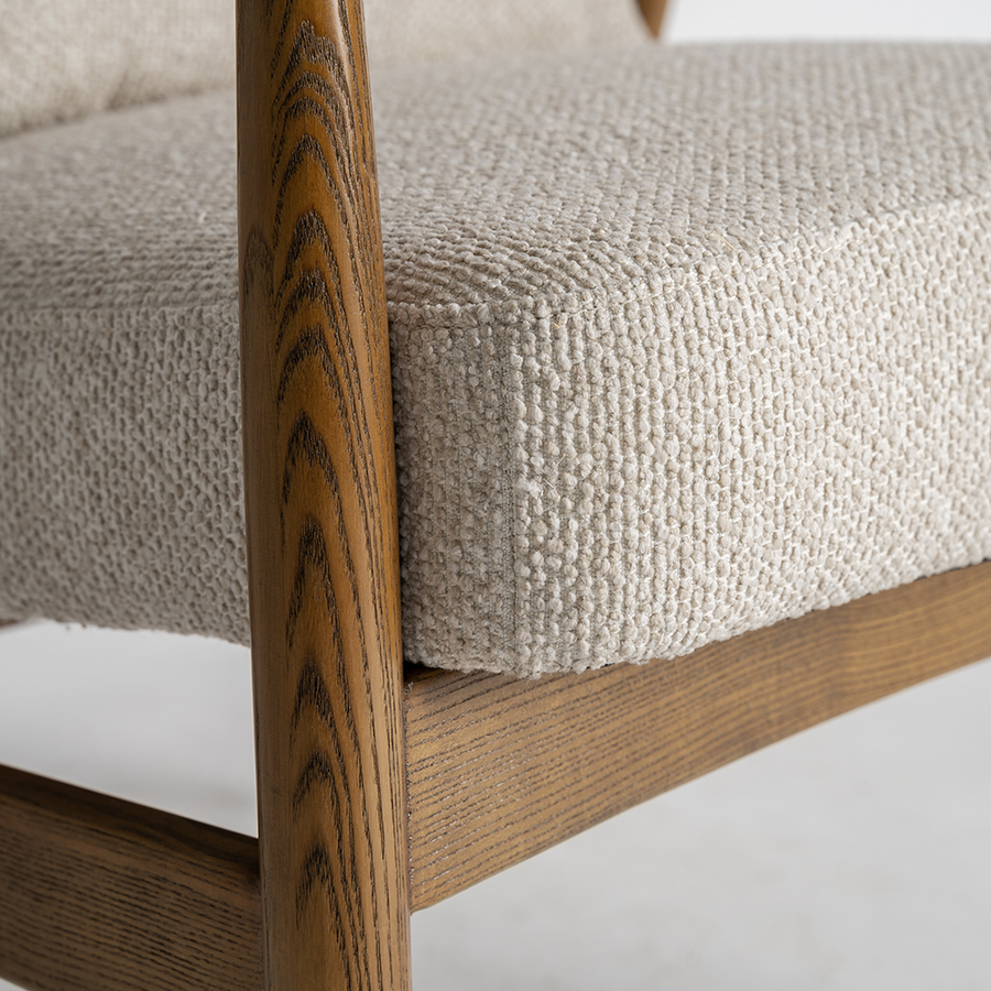 bézs kárpitozott fotel fa szerkezettel részletfotó