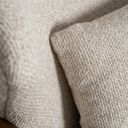 bézs szövet fotel díszpárnával részletfotó