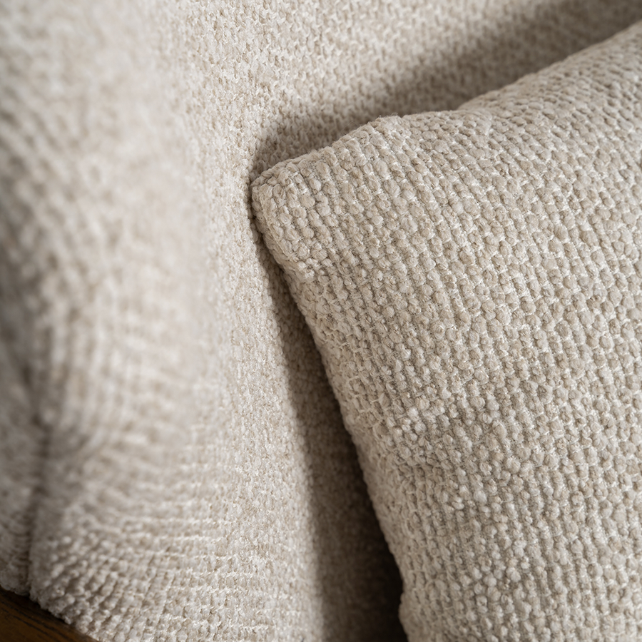 bézs szövet fotel díszpárnával részletfotó