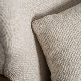 bézs szövet fotel díszpárnával részletfotó