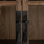 Koloniál ihletésű, natúr színű, pácolt felületű szilfából készült, 2 ajtós és 3 fiókos vitrines szekrény.