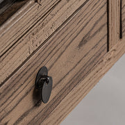 Koloniál ihletésű, natúr színű, pácolt felületű szilfából készült, 2 ajtós és 3 fiókos vitrines szekrény.