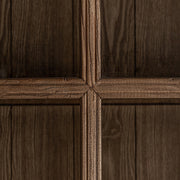 Koloniál ihletésű, natúr színű, pácolt felületű szilfából készült, 2 ajtós és 3 fiókos vitrines szekrény.