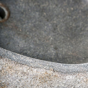 Homokszínű, kőből készült mosdótál.