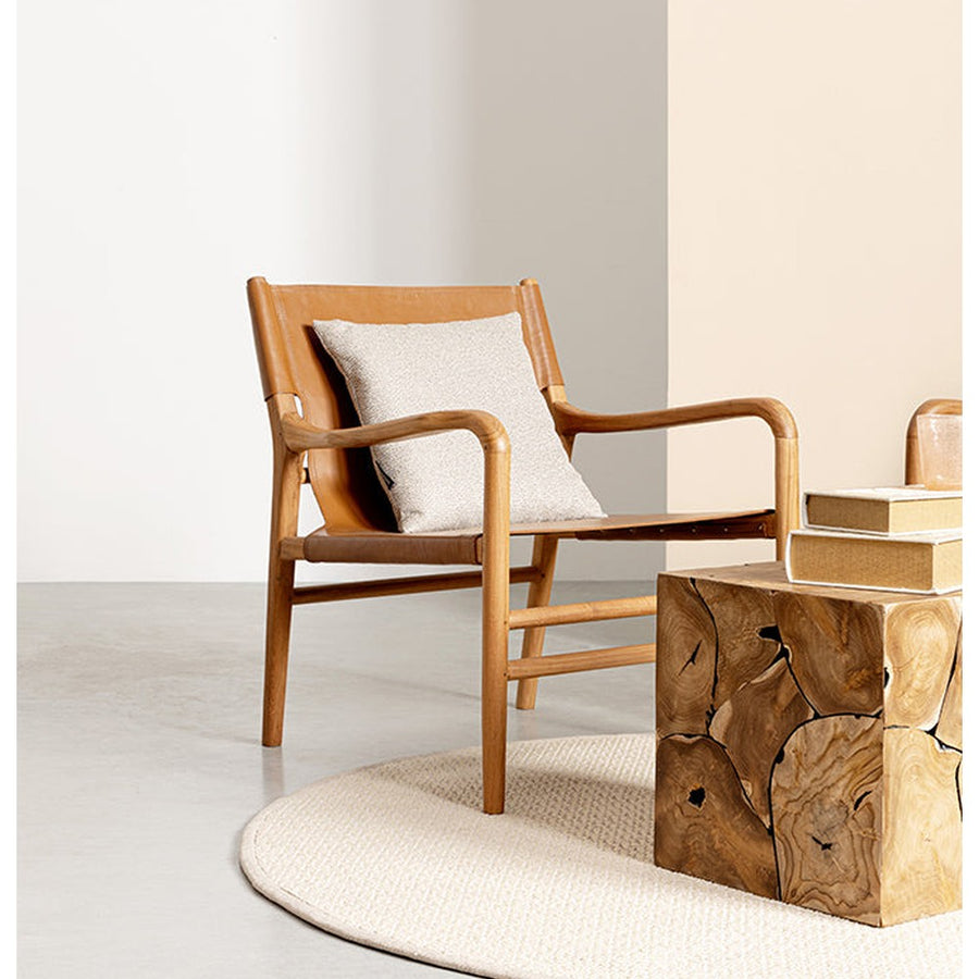 Teakfából és konyakszínű valódi bőrből készült, kortárs stílusú dizájn fotel.