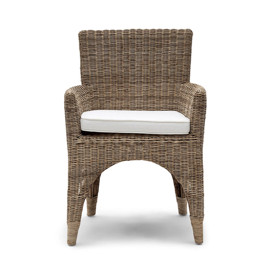 natúr rattan karosszék elölnézet fehér párnával