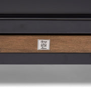 Riviéra Maison Hoxton tálaló logó és fém részlet