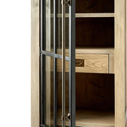 Vitrin ajtó részlet fekete fém kerettel és fogantyúval