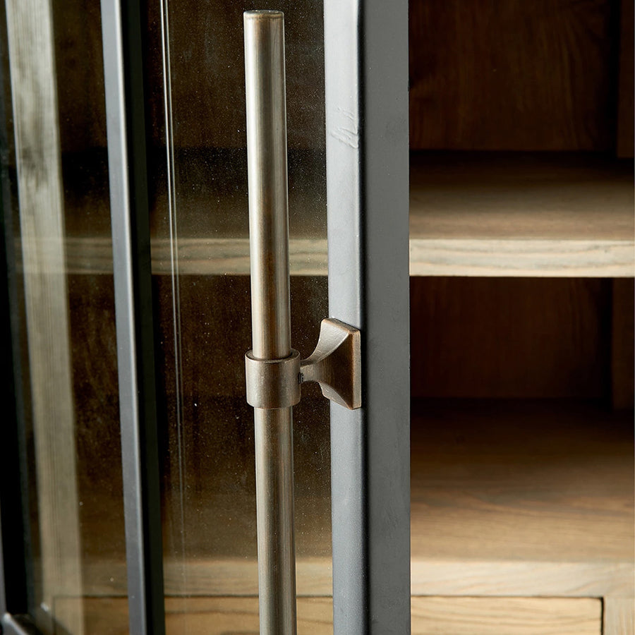 Fém fogantyú és üvegajtó részlet loft stílusban