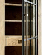 Vitrin ajtó részlet fekete fém kerettel és hosszú fogantyúval