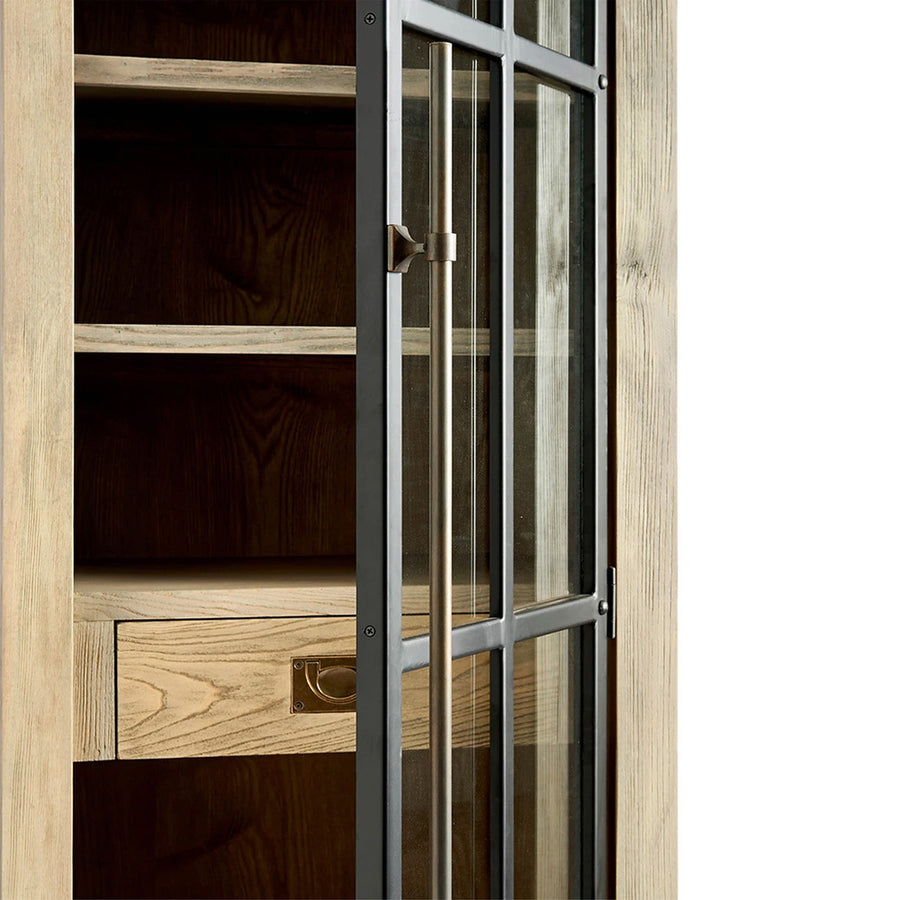 Vitrin ajtó részlet fekete fém kerettel és hosszú fogantyúval