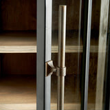 Fém fogantyú és üvegezett ajtó részlet loft stílusban