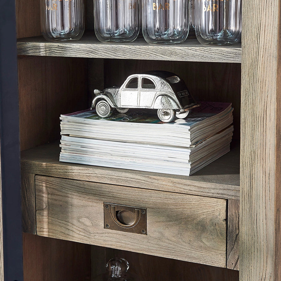 Vitrin belső részlet dekorációval és fa fiókkal