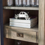 Vitrin belső részlet dekorációval és fa fiókkal