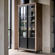 Hoxton loft vitrin enteriőrben fekete fém keretes üvegajtókkal