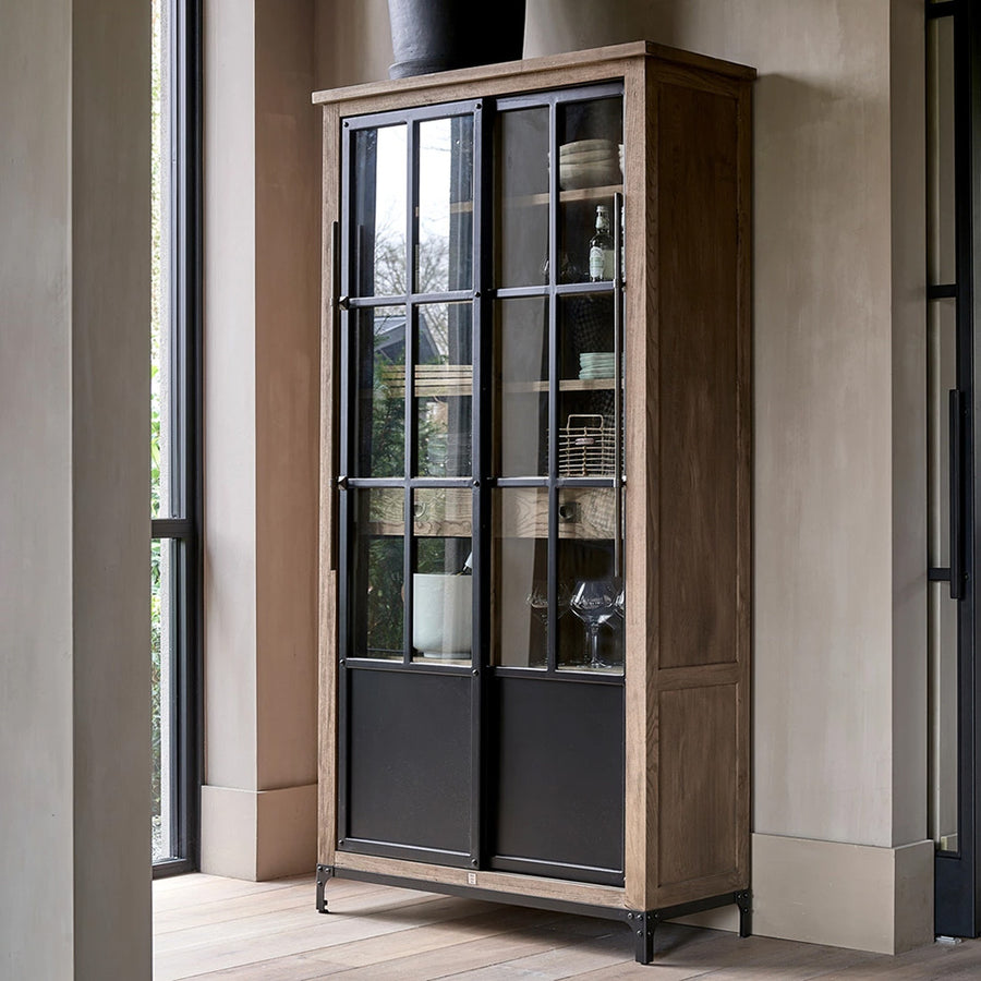 Hoxton loft vitrin enteriőrben fekete fém keretes üvegajtókkal