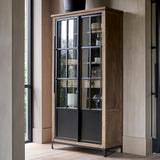 Hoxton loft vitrin enteriőrben fekete fém keretes üvegajtókkal