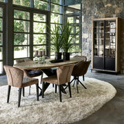 Loft stílusú vitrinszekrény étkezőben természetes fa és fém kombinációval