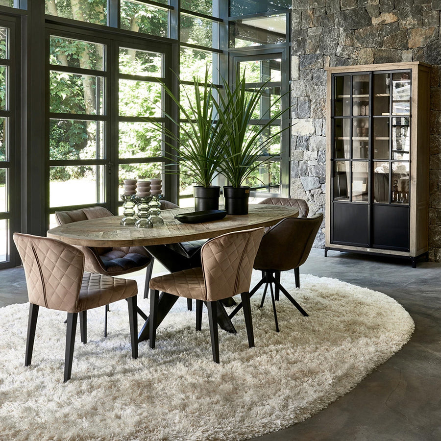 Loft stílusú vitrinszekrény étkezőben természetes fa és fém kombinációval