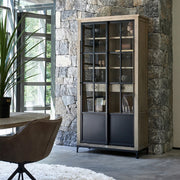 Hoxton loft vitrin enteriőrben fekete fém keretes üvegajtókkal